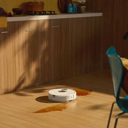 Roborock Q7 TF robotstøvsuger hvid med LiDAR 360° navigation rengør orange væskespild på lyst trægulv.