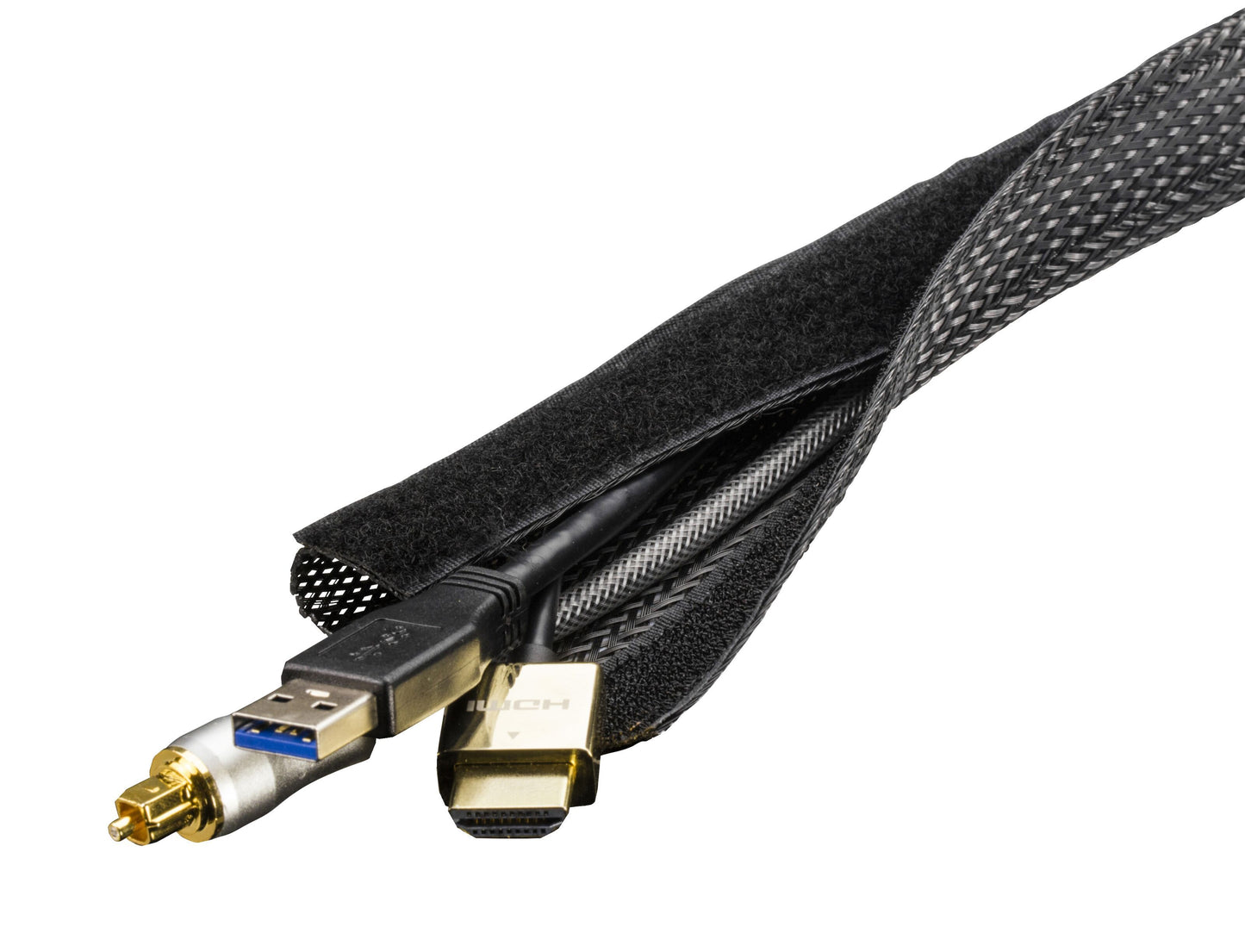 Kabelstrømpe i sort nylon 25 mm samler HDMI-, USB 3.0- og koaksialkabel til kabelhåndtering.