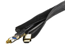 Kabelstrømpe i sort nylon 25 mm samler HDMI-, USB 3.0- og koaksialkabel til kabelhåndtering.