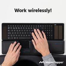 Mousetrapper Prime Trådløs Ergonomisk mus sort med integreret musemåtte set oppefra, logo øverst og nederst.