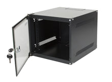 Deltaco 10" vægskab 4U sort, frontlåge åben med nøgle i lås, interne skinner og ventilationsåbninger.