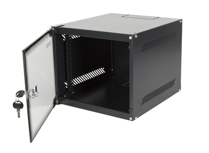 Deltaco 10" vægskab 4U sort, frontlåge åben med nøgle i lås, interne skinner og ventilationsåbninger.
