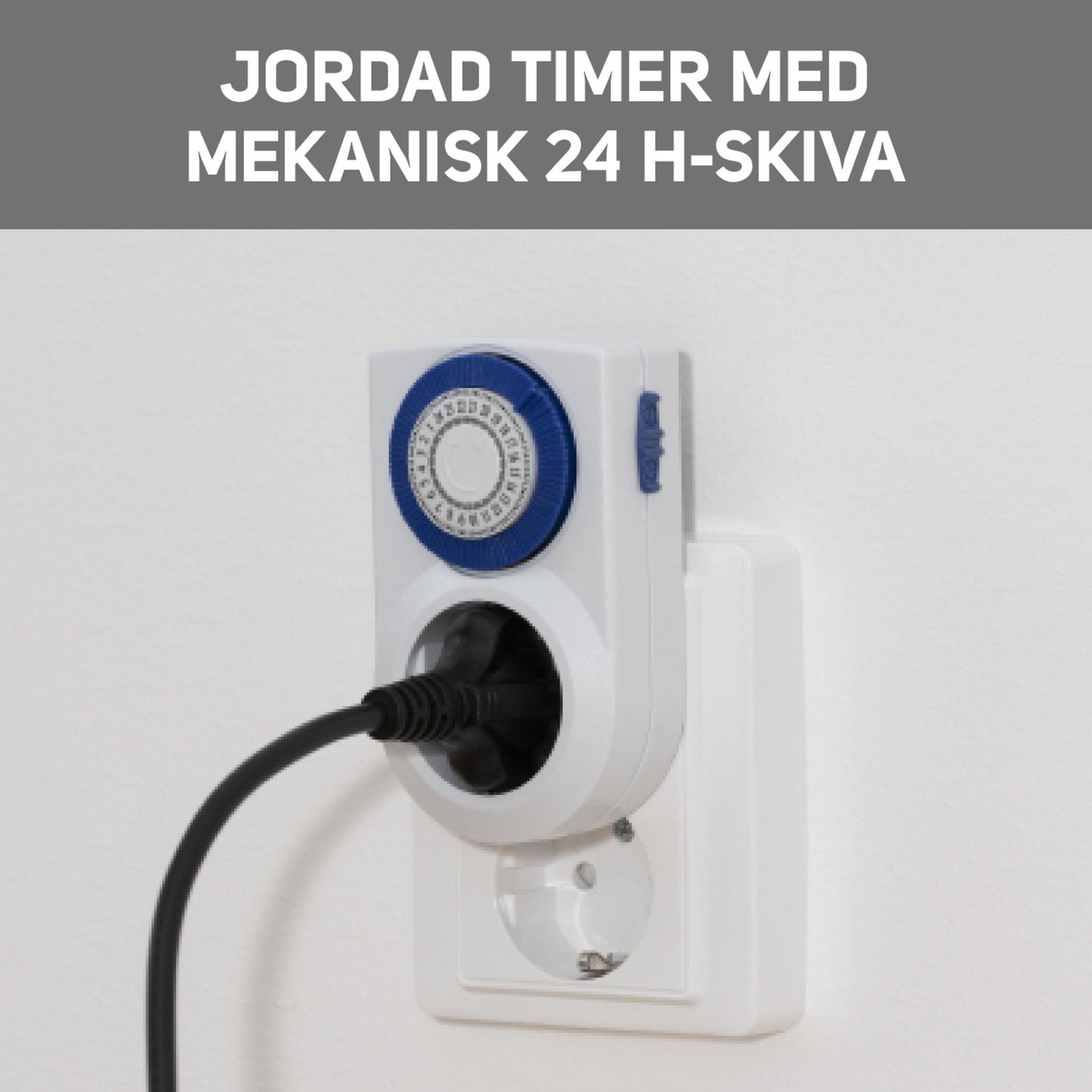 Luxorparts Timer 24 t med jord 2-pak tilsluttet væg, stik sat i timer, tekst: LUXORPARTS TIMER 24 T MED JORD 2-PAK.