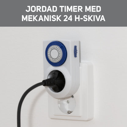 Luxorparts Timer 24 t med jord 2-pak tilsluttet væg, stik sat i timer, tekst: LUXORPARTS TIMER 24 T MED JORD 2-PAK.
