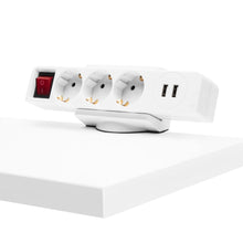 Luxorparts Bordbeslag til stikkontakt, hvid stikdåse med 3 EU-stik, 2 USB-porte og rød tænd/sluk-knap på bordkant.
