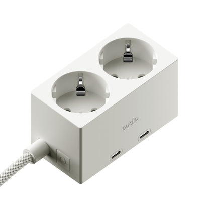Sudio vægadapter hvid med GaN 30W, til EU-stik, til USB-C port, flettet kabel, tænd/sluk-knap, Sudio-logo.