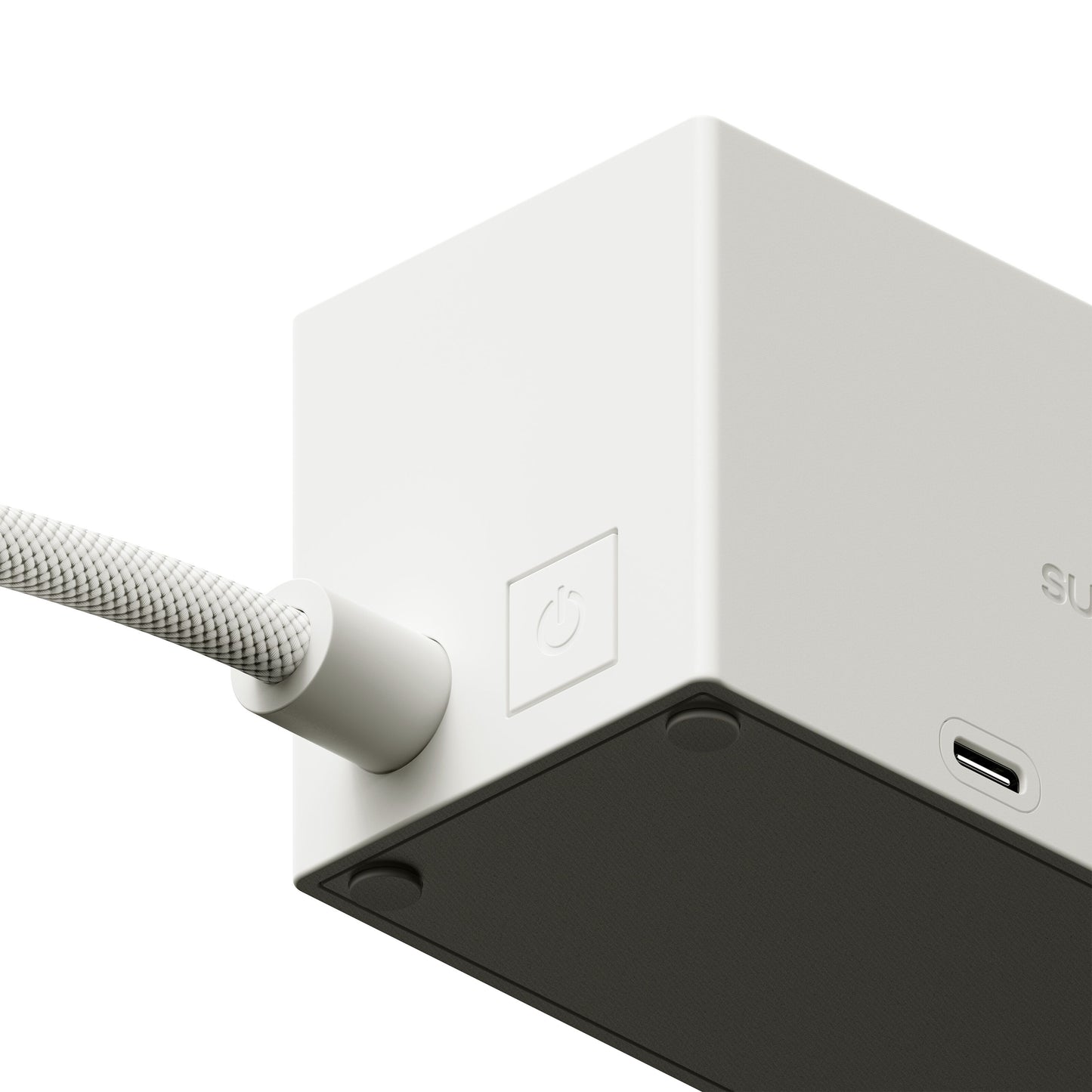Sudio Vægadapter GaN 30W hvid med USB-C-port, tænd/sluk-symbol, flettet kabel og diskret logo på siden.