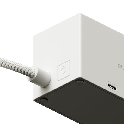 Sudio Vægadapter GaN 30W hvid med USB-C-port, tænd/sluk-symbol, flettet kabel og diskret logo på siden.