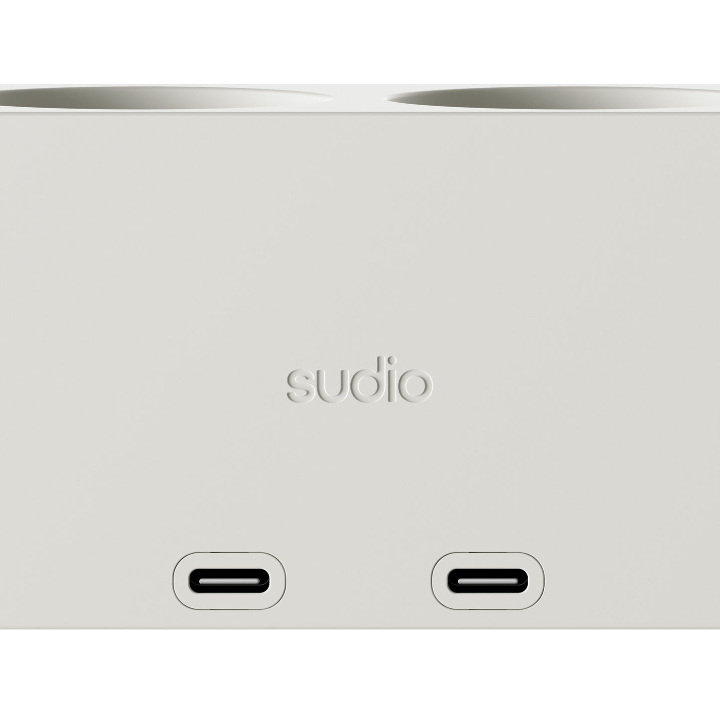 Sudio Vægadapter GaN 30W hvid med to USB-C porte, dobbelt earbud-slots og præget Sudio logo midt på casen.