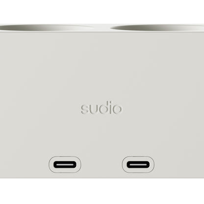 Sudio Vægadapter GaN 30W hvid med to USB-C porte, dobbelt earbud-slots og præget Sudio logo midt på casen.