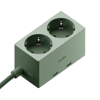 Sudio vægadapter GaN 30W grøn, til europæiske runde stik, til USB-C port, flettet ledning, power-knap, logo.