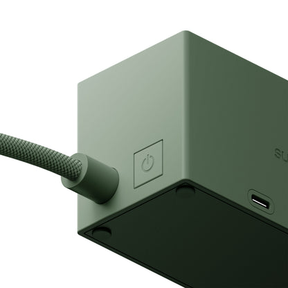 Sudio vægadapter GaN 30W grøn med tekstureret kabel, power-knap-symbol og USB-C port på mat grøn overflade.