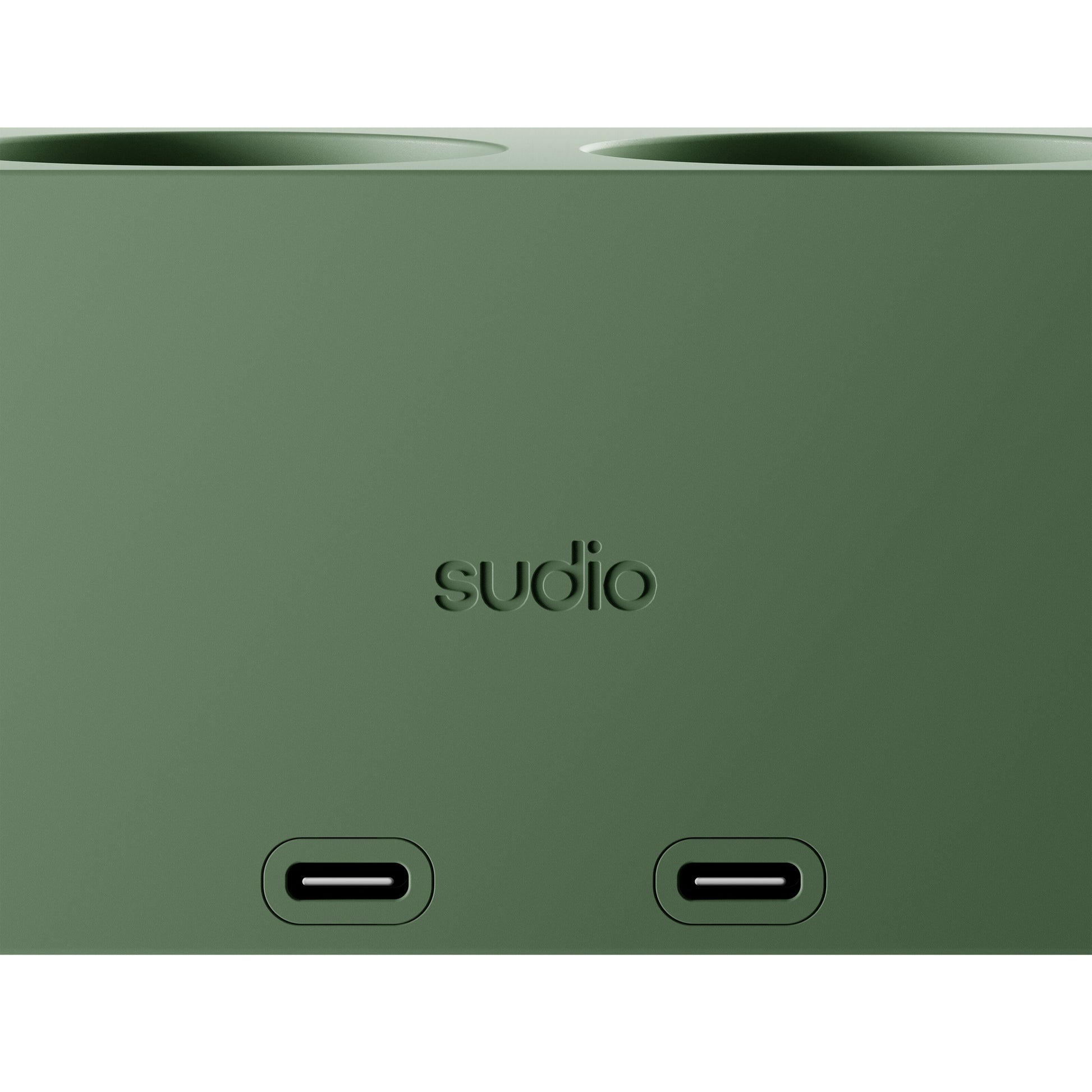 Sudio vægadapter GaN-opladning 30 W grøn, mat finish, præget Sudio-logo, til USB-C-porte under logo.