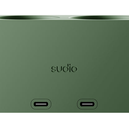 Sudio vægadapter GaN-opladning 30 W grøn, mat finish, præget Sudio-logo, til USB-C-porte under logo.