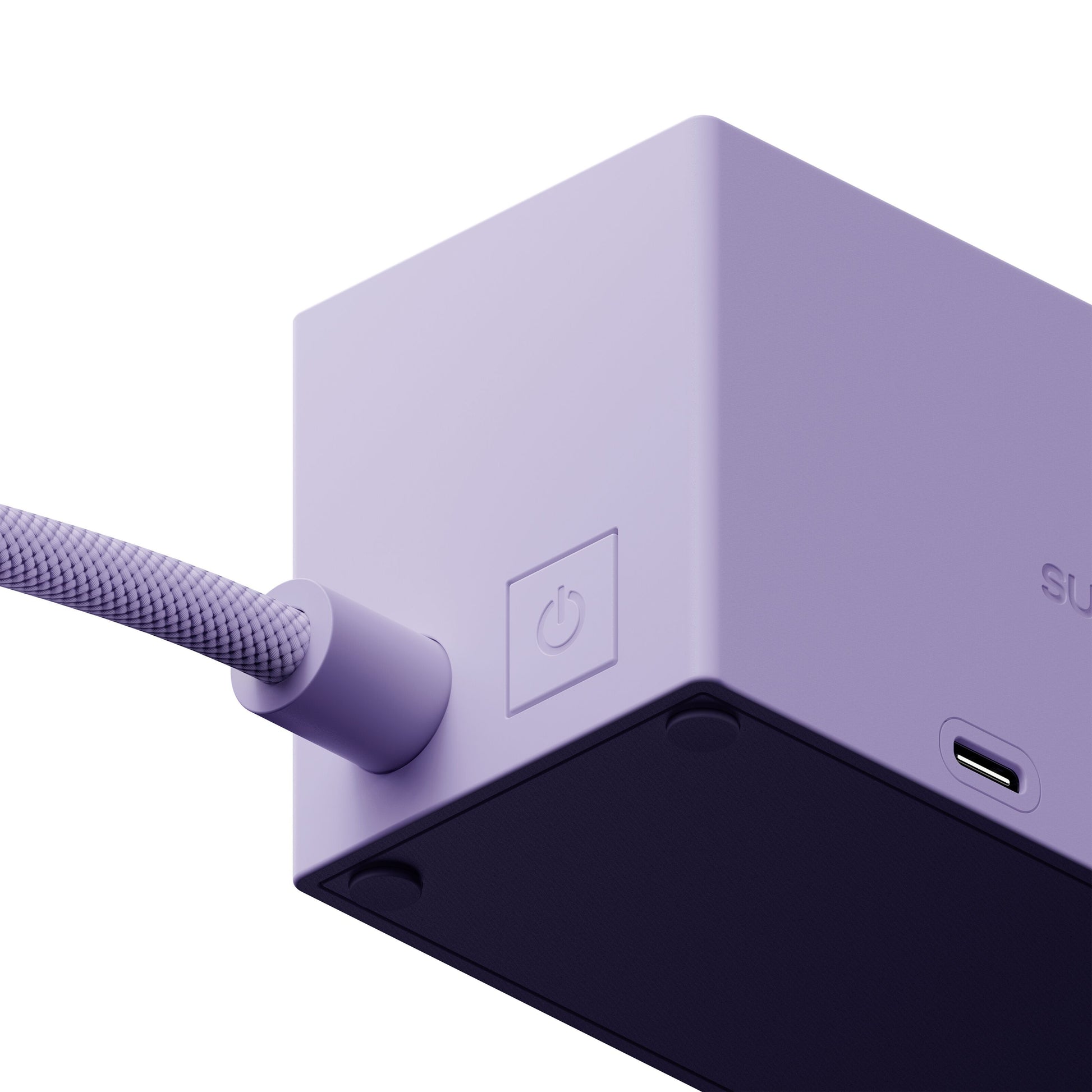 Sudio Vægadapter GaN 30 W lilla, flettet kabel tilsluttet, power-knap symbol på siden, USB-C port synlig.