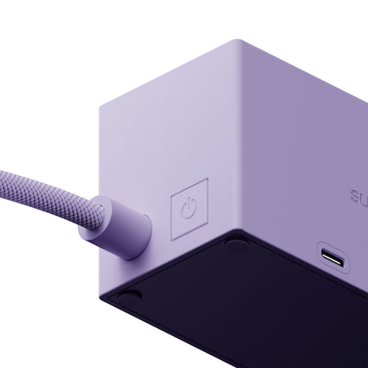 Sudio Vægadapter GaN 30 W lilla, flettet kabel tilsluttet, power-knap symbol på siden, USB-C port synlig.