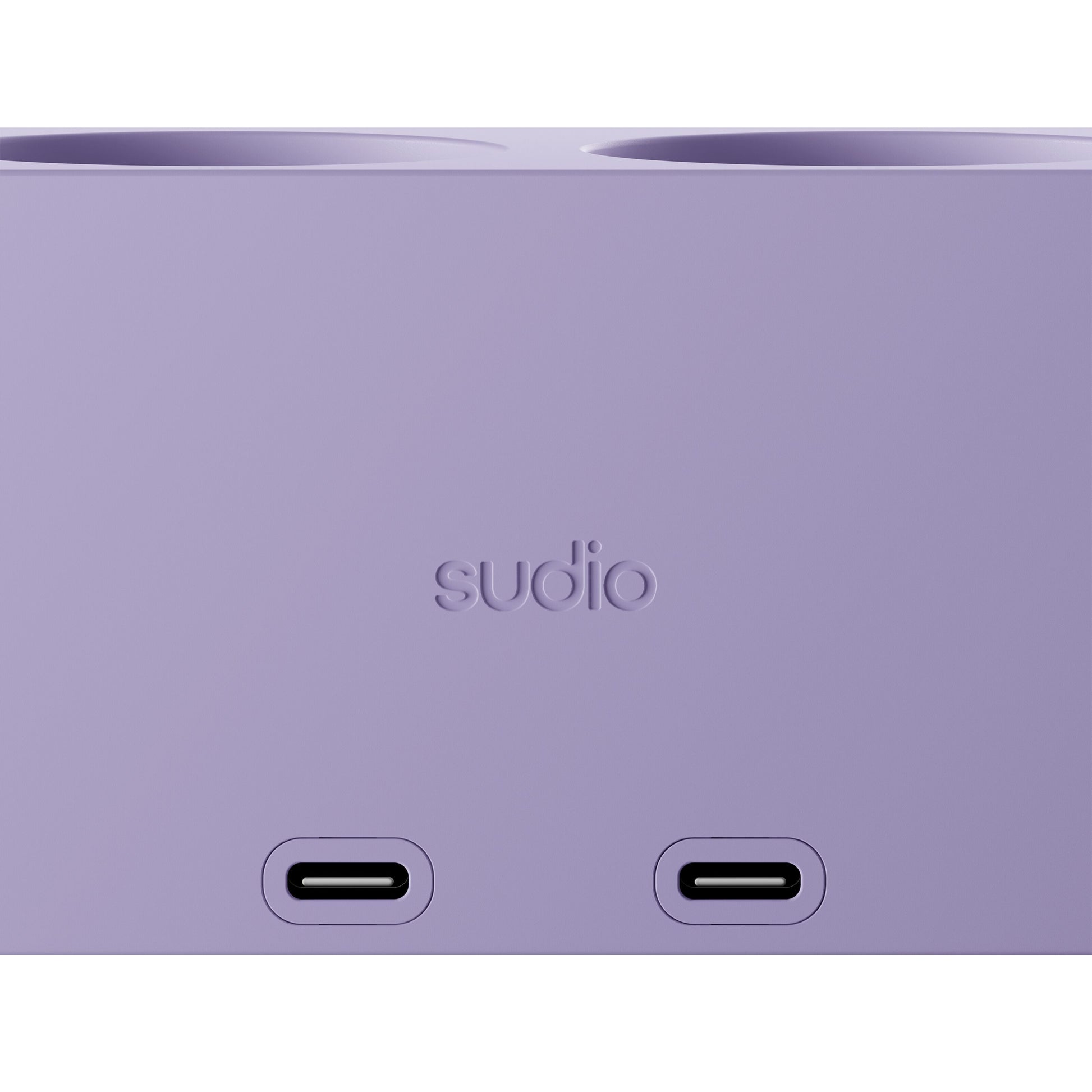 Sudio vægadapter GaN 30 W lilla med Sudio-logo og til USB-C port til 30 W opladning.