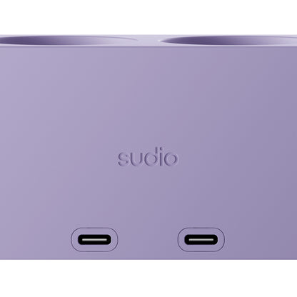 Sudio vægadapter GaN 30 W lilla med Sudio-logo og til USB-C port til 30 W opladning.