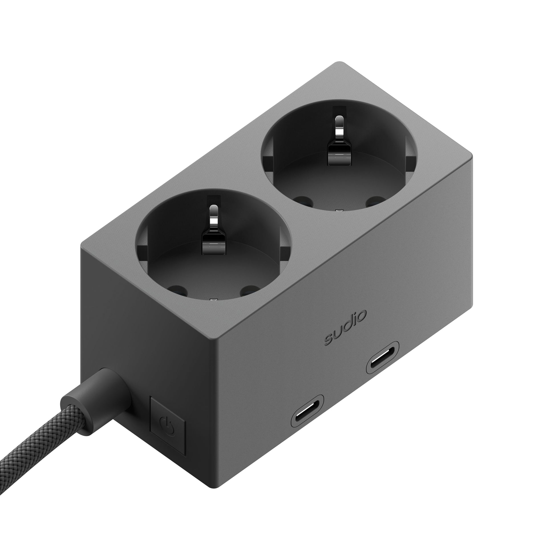Sudio vægudtag Sort med GaN 30W, 2 runde EU-stik, 2 USB-C porte, stofkabel, sideknap og Sudio-logo.