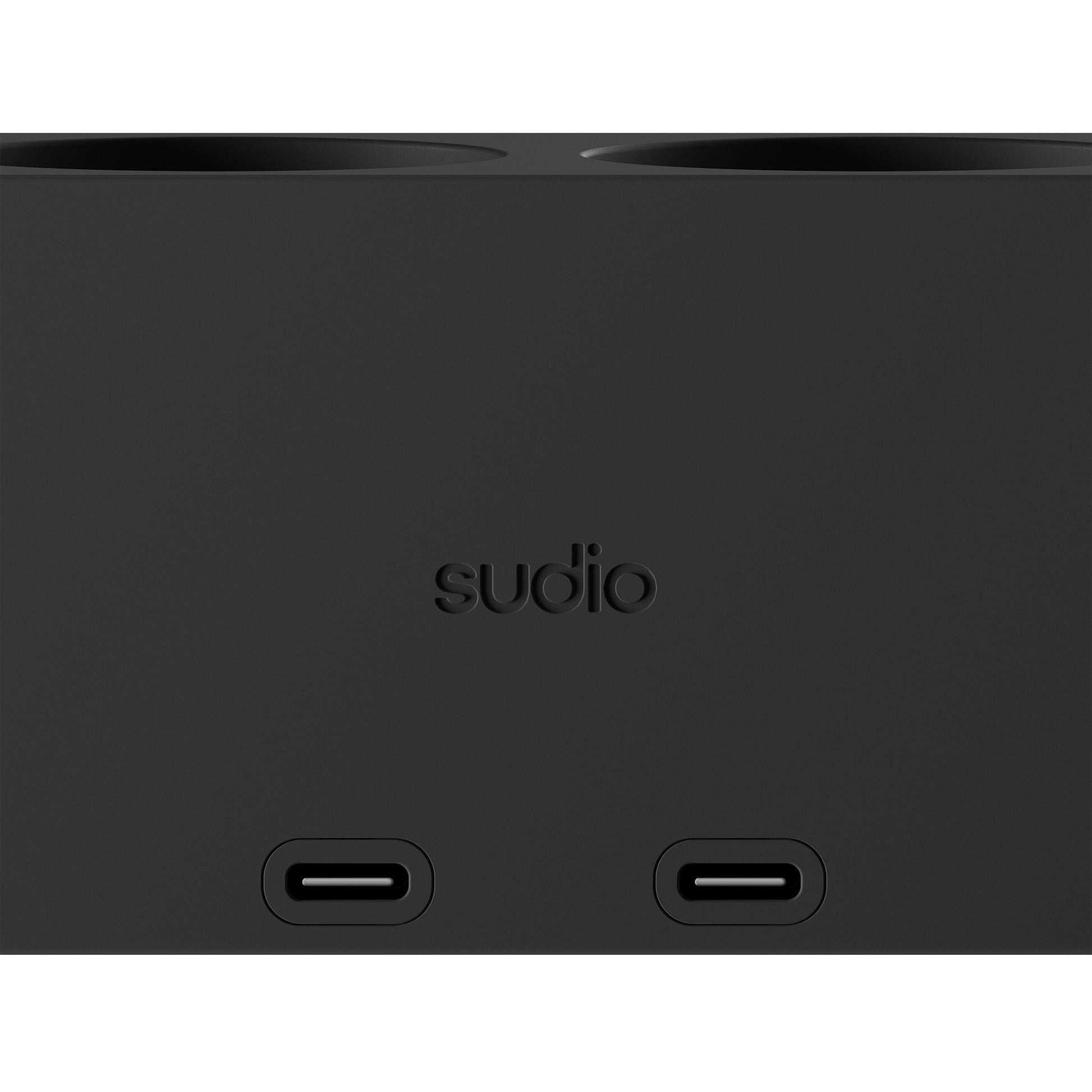 Sudio Vægudtag GaN-opladning 30W mat sort, logo i midten, to USB-C-porte nedenfor.