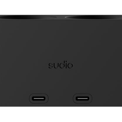 Sudio Vægudtag GaN-opladning 30W mat sort, logo i midten, to USB-C-porte nedenfor.