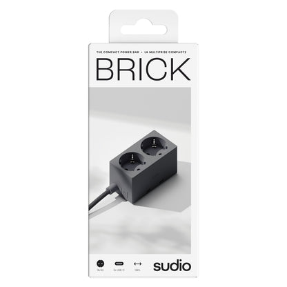 Sudio Vægudtag med GaN-opladning 30 W Sort, to udtag, to USB-porte inkl. USB-C, ledning, Sudio-logo på æske.