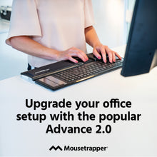 Mousetrapper Advance 2.0 ergonomisk mus med central styrplade ses ved tastatur på skrivebord.