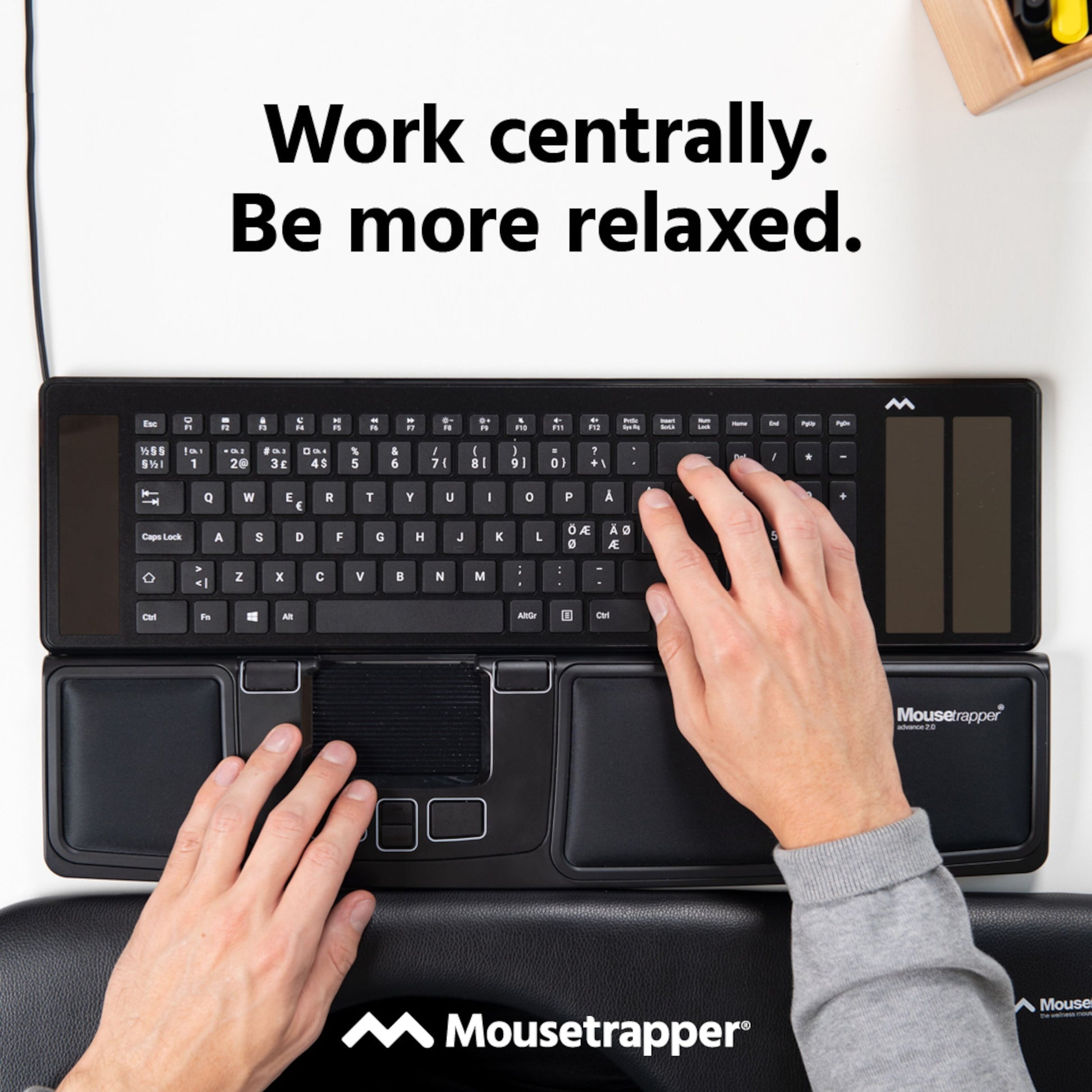 Mousetrapper Advance 2.0 ergonomisk mus og sort tastatur, Mousetrapper-logo, tekst: Arbejd centralt. Vær mere afslappet.