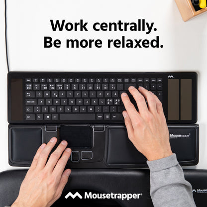 Mousetrapper Advance 2.0 ergonomisk mus og sort tastatur, Mousetrapper-logo, tekst: Arbejd centralt. Vær mere afslappet.