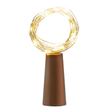 Rubicson vinprop med LED-lys, bronzefarvet konisk base, cirkelformet streng med lys i toppen.