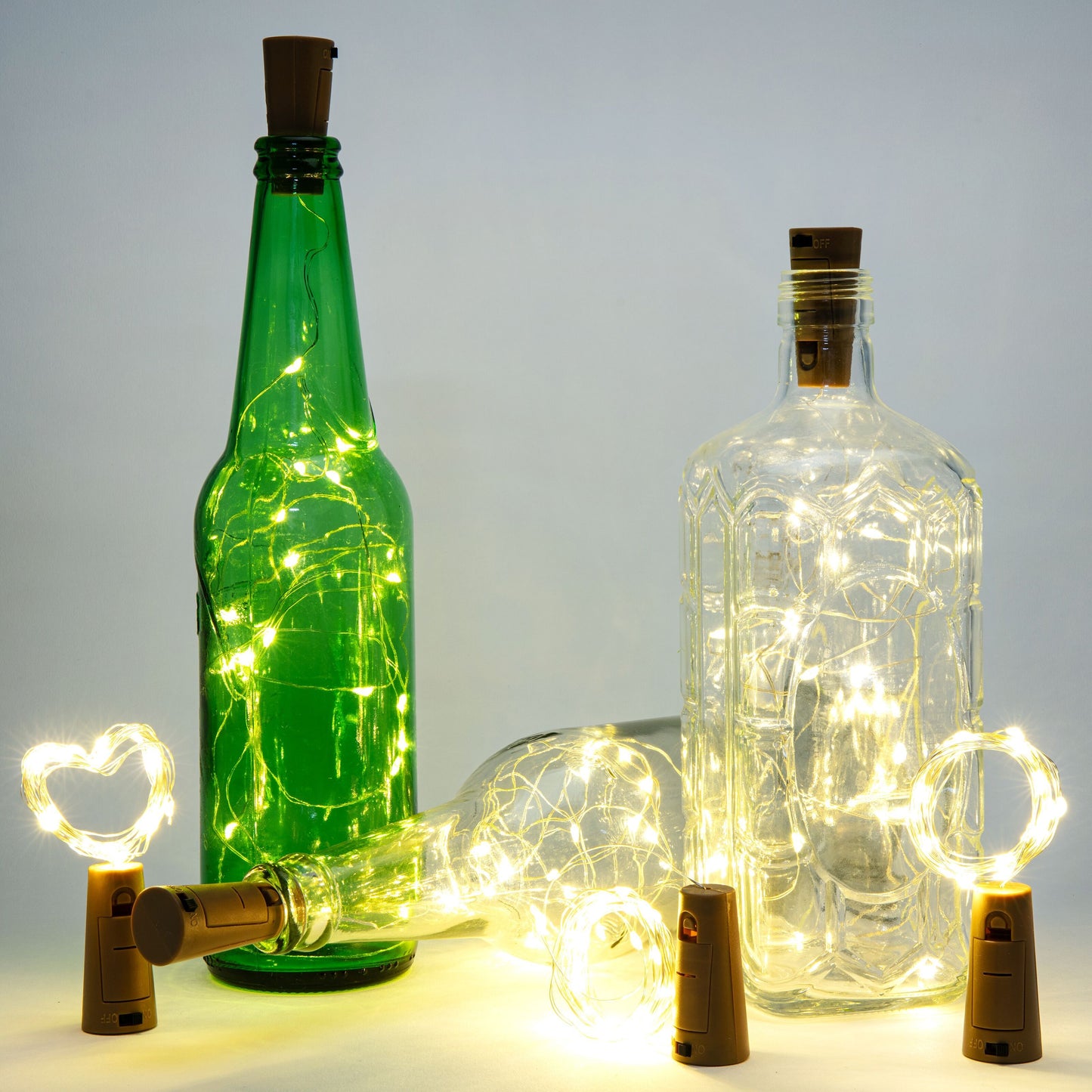 Vinprop med LED-belysning i grøn og klar glasflaske, varm hvid lys, dekorativ flaskebelysning.