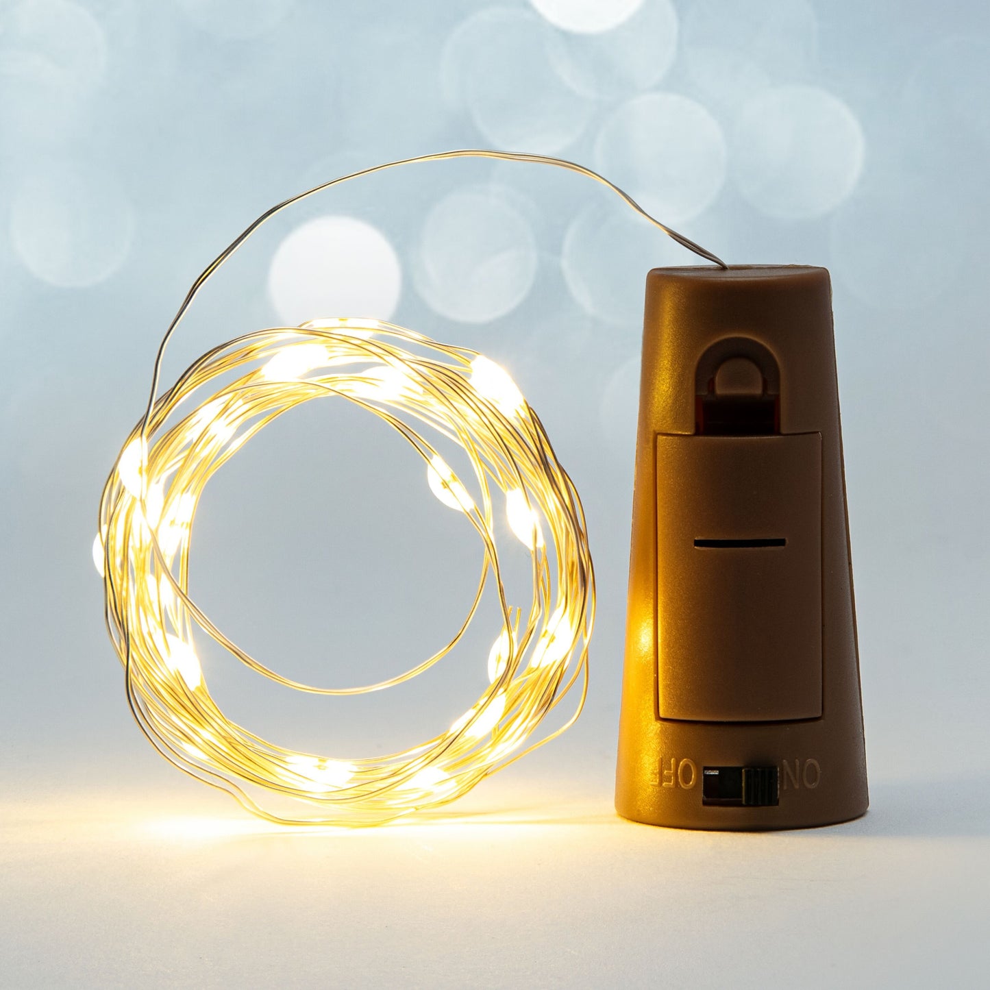 Rubicson Vinprop med LED-belysning, varmhvid lyskæde, brun batteripakke med tænd/sluk-knap.