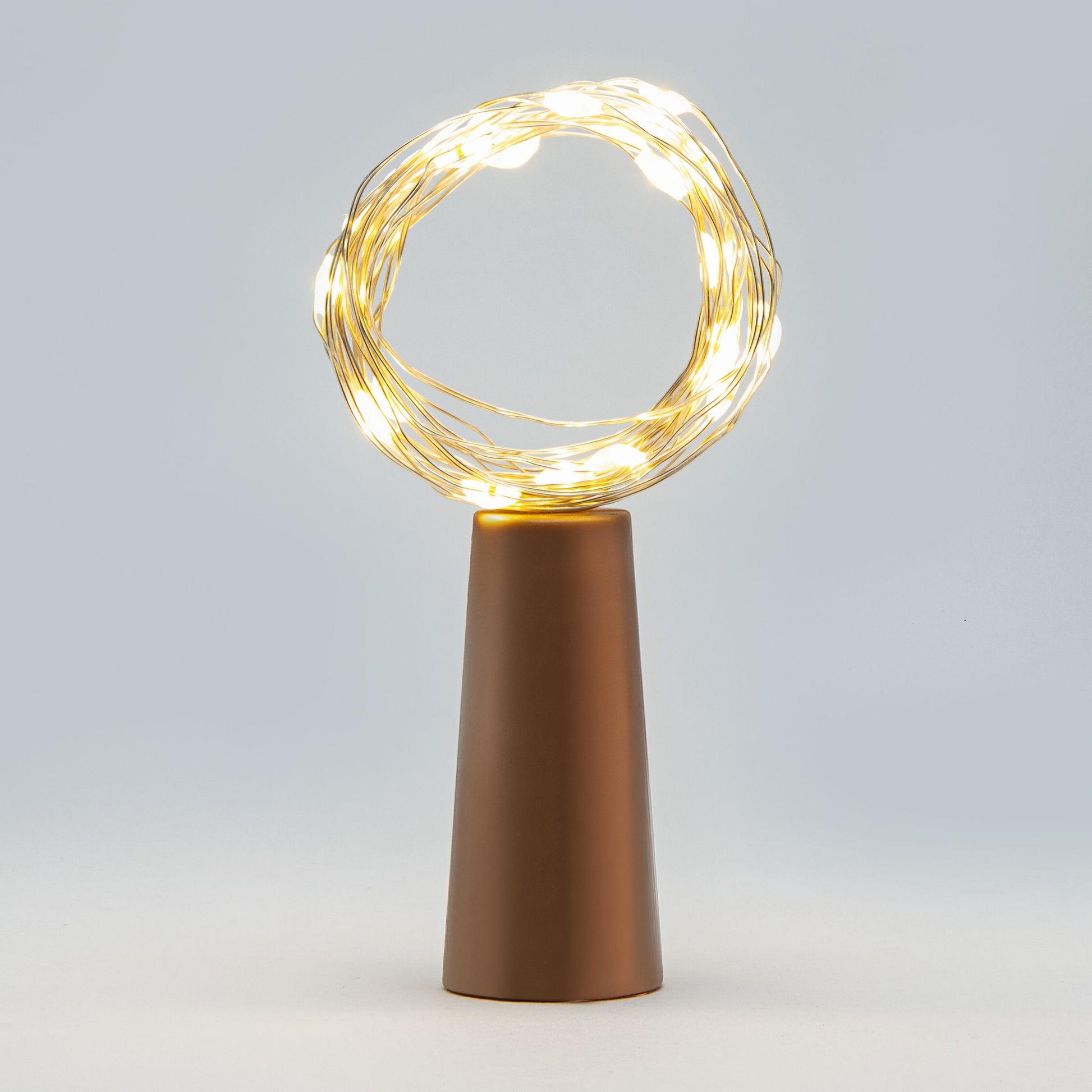 Rubicson vinprop med LED-lys, bronzefarvet base og flaskebelysning.