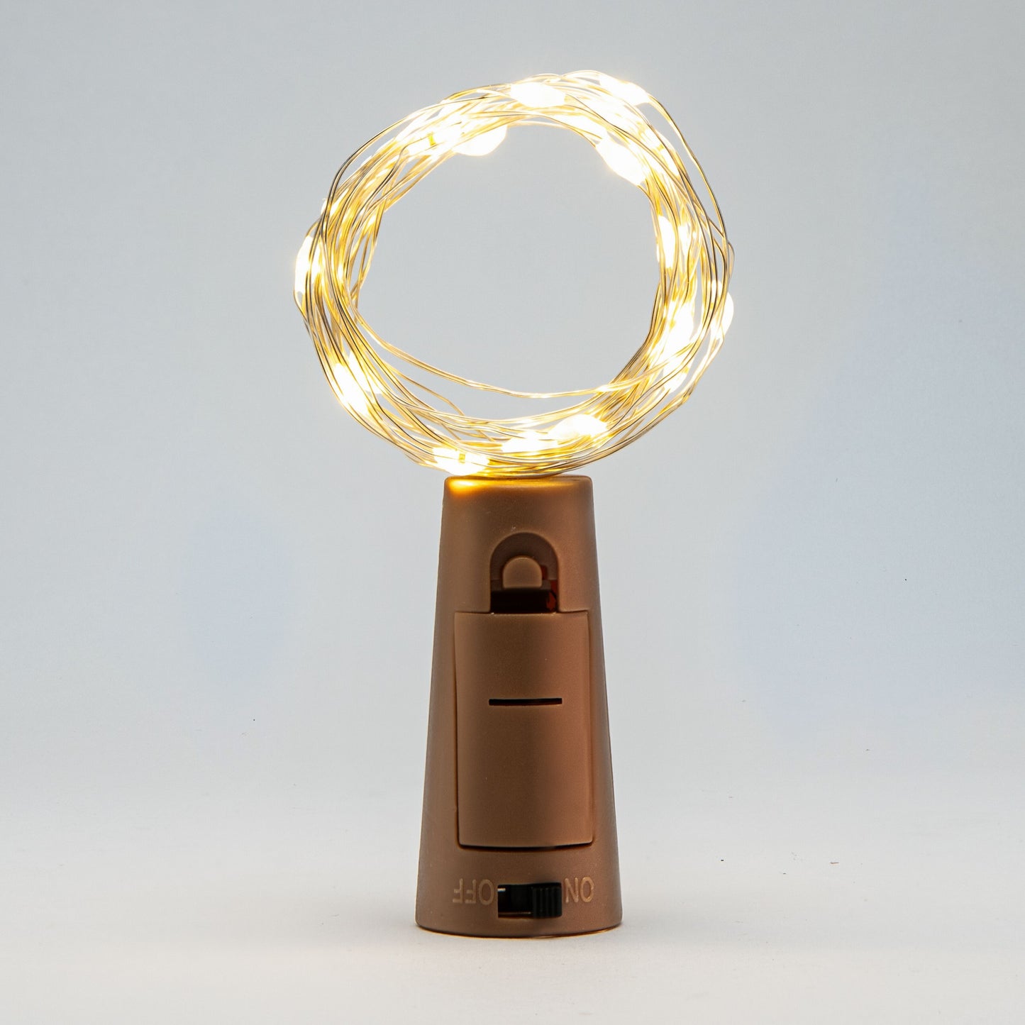 Vinprop med LED-belysning, kompakt brun batteridrevet lysbase med kontakt og synlig lystråd.
