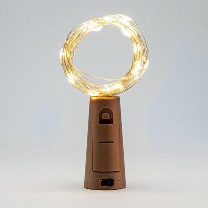 Vinprop med LED-belysning, kompakt brun batteridrevet lysbase med kontakt og synlig lystråd.