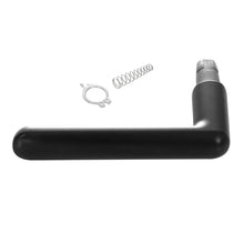Yale Doorman L3 sort håndtag, L-formet, med metalfjeder og lille rund metalklips ovenover.