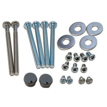 Yale Monteringskit Standard Doorman V2N med metalskruer, bolte, skiver og to slags plastkapper.