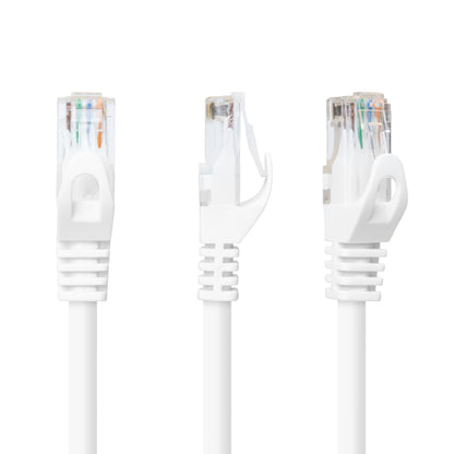 Luxorparts UTP-netværkskabel Cat. 6 hvid 3,0 m med klare RJ45-stik vises oprejst fra flere vinkler.
