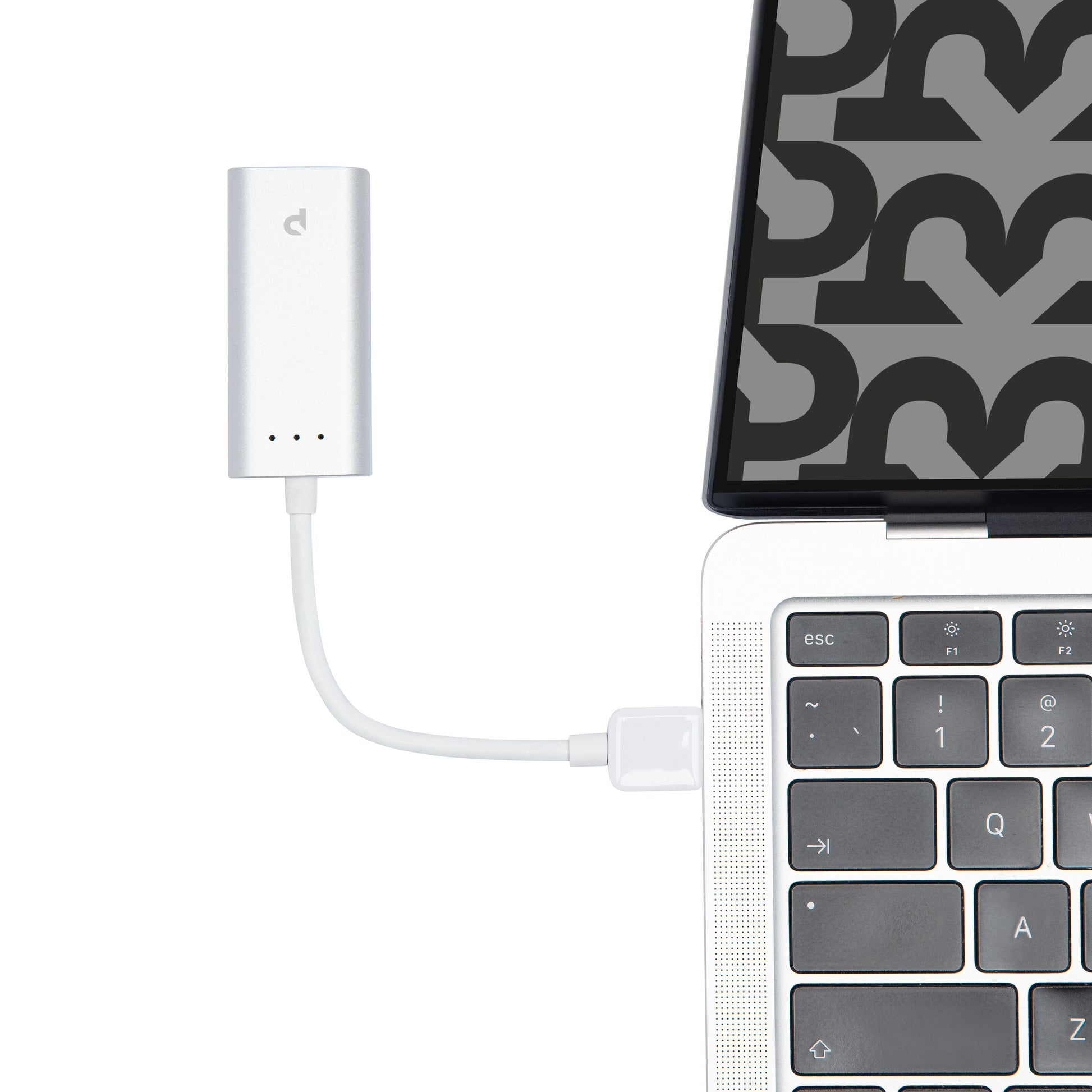 Plexgear Gigabit-netværkskort USB-A 1 Gb/s tilsluttet sølvfarvet laptop med hvidt kabel, sort/gråt mønster på skærm.