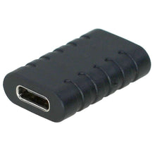 USB-C dobbelt hun adapter, rektangulær med riflede sider og én synlig USB-C port.