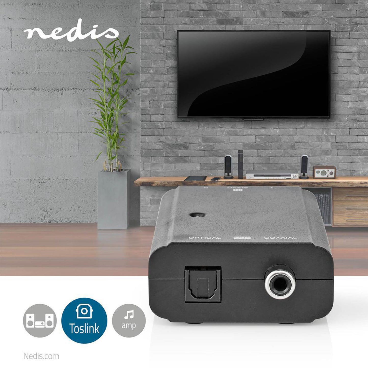 Nedis Analog Til Digital Converter med synlige inputporte, close-up foran TV og grå murstensvæg i baggrunden.