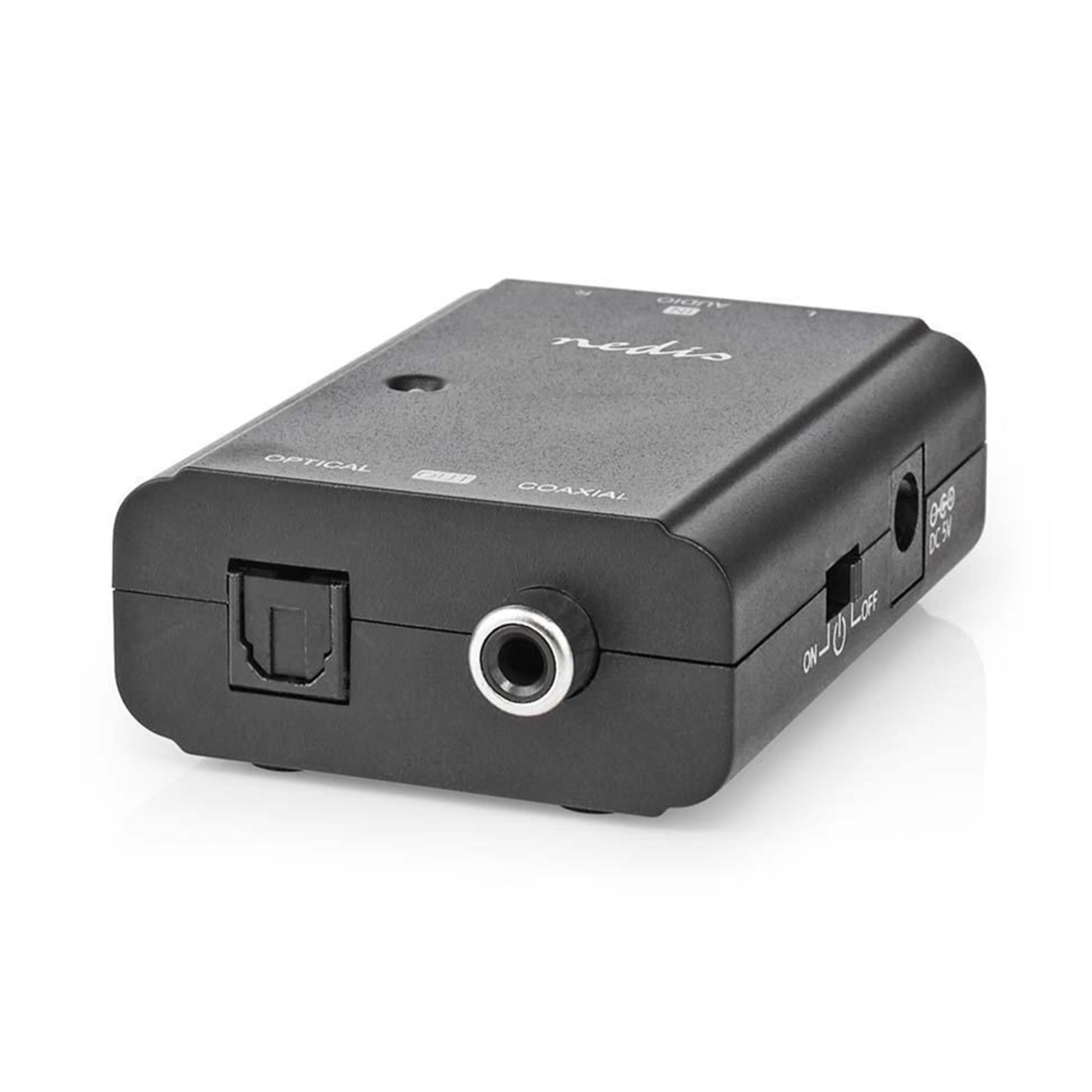 Analog til digital konverter, sortering, optisk og coax port, on/off- og input-knap samt strømindgang.