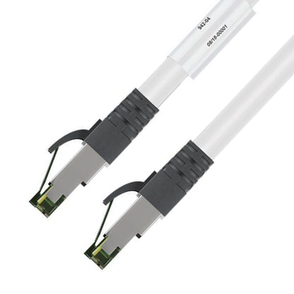 Halogenfri S/FTP netværkskabel Cat. 8.1 3m hvid, sorte stik, metalafskærmet, låseclips, serienummer på kabel.