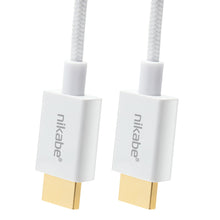 Nikabe HDMI 2.1 kabel 1m hvid flettet, guldbelagte stik, 8K/60Hz og 4K/120Hz, Nikabe-logo på stikket.