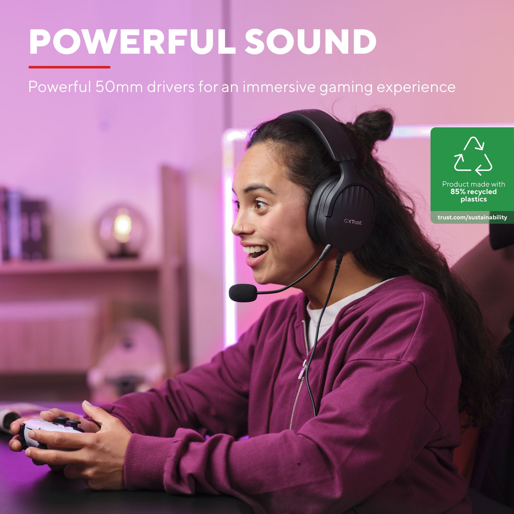 Trust GXT 489 Fayzo Gaming-headset sort, stort ørepude-design, tekst: POWERFUL SOUND, 50 mm drivere, genbrugsplastikon.