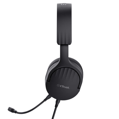 Trust GXT 489 Fayzo gaming headset sort, over-ear design, indbygget mikrofon, GXT logo på ørekoppen, sideview.