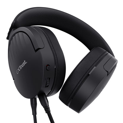 Trust GXT 489 Fayzo gaming-headset med polstrede over-ear cups, kabel, lydstyrkehjul, aftagelig mikrofon og synligt logo.