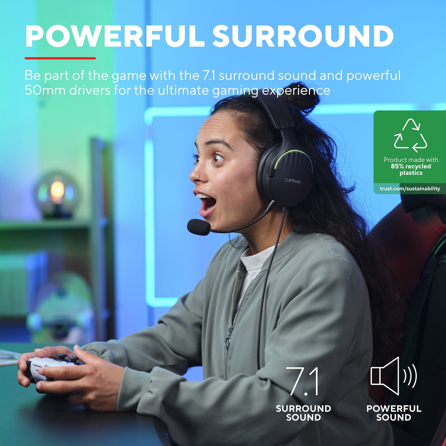 Trust GXT 490 Fayzo 7.1 gaming-headset med mikrofon, gamer med controller, tekst: 7.1 surround sound og bæredygtige egenskaber.