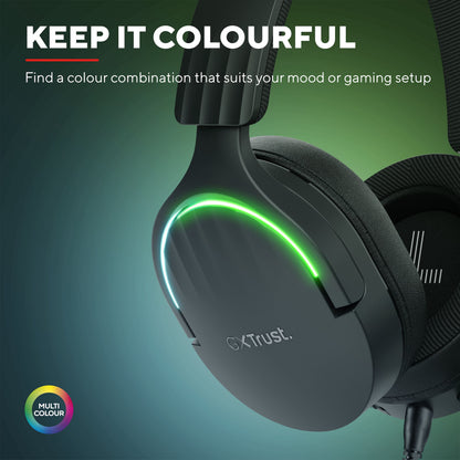 Trust GXT 490 Fayzo 7.1 gaming-headset med grønne og blå LED-lys, justerbar RGB, sort design, tæt detaljeret vinkel.