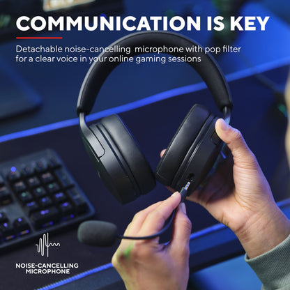 Trust GXT 490 Fayzo 7.1 gaming-headset sort, aftagelig støjreducerende mikrofon vises ved skrivebord, tekst fremhæver 7.1 lyd.